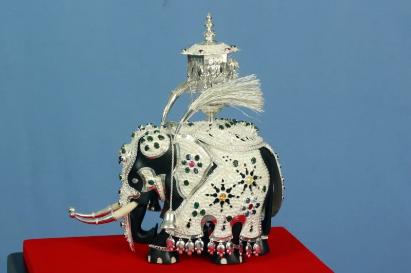 Pure silver handcrafted filigree elephant with semiprecious stones